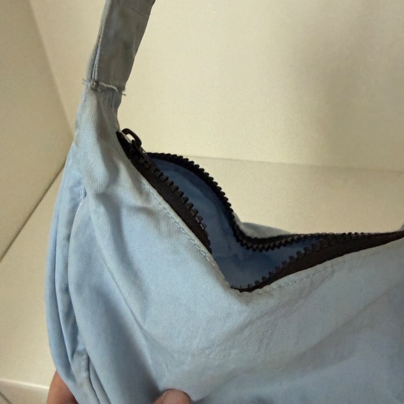Baggu Small Crescent Bag in light blue - Picture 6 of 7